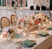 Menu du dîner unique Pastel Blush Gold Foil Fleurs en relief et chaque nom d'invité à la main Calligraphie Cartes de menu de mariage pliées