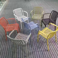 Ensemble de table et chaises de salle à manger en plastique au design moderne et coloré, chaises confortables en PP imperméables avec accoudoirs pour salon intérieur