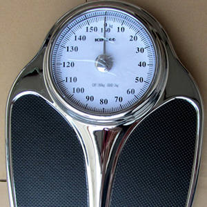 Pèse-personne mécanique Kinsco, capacité 180 kg, design ovale antidérapant, pour salle de bain et salle de sport - Product Image 1