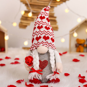 Décoration de lanterne de la Saint-Valentin, poupée en tissu tricoté, homme de la forêt tenant une fleur, poupée sans visage amoureuse - Product Image 2