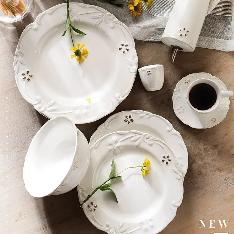 結婚式の陶器丸い花の縁の装飾磁器ケータリング皿白い夕食食器セラミックプレートセットレストランの食器