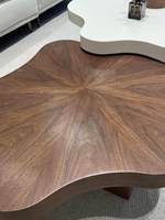 Table basse en bois massif style nuage crème à plateau irrégulier en dalle de roche, design haut de gamme pour salon, usage domestique