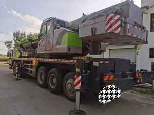 Grúa sobre Camión Usada Zoomlion ZTC de 95 Toneladas, Maquinaria de Movimiento de Tierras, Grúa Móvil sobre Ruedas, Zoomlion de 95 Toneladas Montada en Camión con Motor y Bomba - Product Image 3