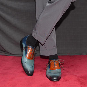 Zapatos negros cosidos a mano, personalizados y a la moda para hombre, zapatos de cuero vacuno hechos a mano, zapatos de vestir y Oxford azules casuales. - Product Image 6