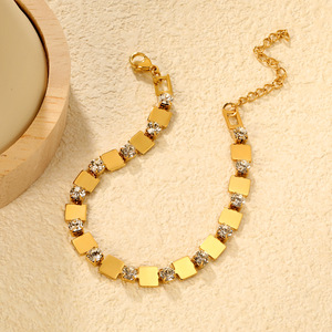 Pulsera de Cristal con Diseño Geométrico Cuadrado, Baño de Oro, Incrustaciones de Piedras Transparentes, Joyería para Uso Diario de Mujer BR29540AG - Product Image 3