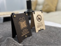 Menu de table en bois classique de couleur naturelle noire avec code QR personnalisé, logo gravé et doré, pour restaurant, café, avec vis