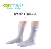Chaussettes électrodes TENS/EMS Konmed KM407 en fibre argentée conductrice avec contrôle manuel par câble pour massage réflexologie pied-genou et amélioration de la circulation sanguine