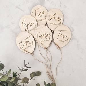 Cama de madera moderna estilo granja con tarjetas de hitos y globos para celebrar los momentos especiales del bebé con estilo - Product Image 3