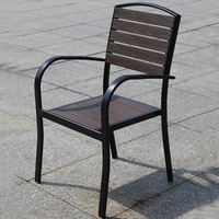 Ensemble de salon de jardin moderne et simple en plastique brun, bois et aluminium, avec coussin imperméable et anticorrosion, pour hôtel