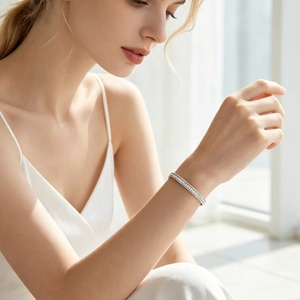 Bracelet manchette fin et étincelant en acier inoxydable avec cristaux taille baguette pavés, couleur or/or rose/argent, inaltérable, pour femme - Product Image 4