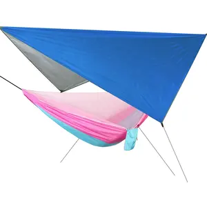Les fabricants vendent des hamacs en nylon avec des moustiquaires, des tentes et des bâches imperméables, adaptés à la randonnée en plein air