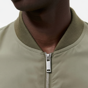 Chaqueta de bombardero de manga larga personalizada OEM de precio barato chaqueta de lona elegante con cuello levantado longitud regular duradera - Product Image 1