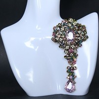 Accessoires de mode pour manteau femme : Broche fleur de prunier colorée en strass