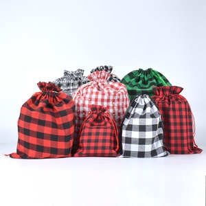 Sac à cordon en tissu écossais rouge et noir pour Noël, idéal pour les cadeaux de fête, l'emballage de bonbons et les cadeaux. - Product Image 1
