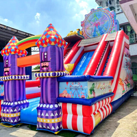 Structure gonflable combinée toboggan et château rebondissant en PVC 0,9 mm avec filet de sécurité pour enfants, idéale pour les fêtes en extérieur, les parcs d'attractions et les parcs aquatiques.