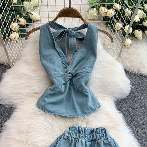 Conjunto de 2 piezas de mezclilla para mujer: Top sexy con cuello en V y cintura retorcida, y pantalones de mezclilla de cintura alta acampanados de pierna ancha. Moda. - Product Image 3