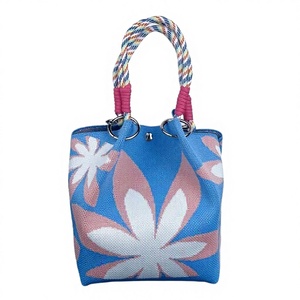 Bolso de mano de ganchillo mini personalizado para mujer, estilo casual, portátil, con dos correas, diseño estético lindo, con nudo en la muñeca y forma de corazón, abierto. - Product Image 3