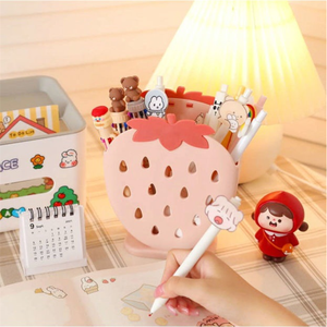 Des filles mignonnes et fraîches aiment les fournitures de papeterie d'étudiants boîte de rangement en forme de fraise porte-stylo brosse de maquillage sourcils crayon étagère - Product Image 1
