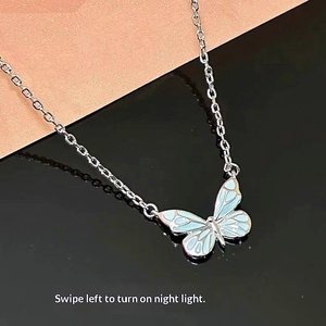 Moda Basit Kelebek Kolye Mavi Işıltılı Karanlıkta Parlayan Köprücük Kemiği Zinciri Kolye Parti Takı Hediyesi - Product Image 3