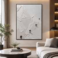 Décoration murale 3D personnalisée en plâtre peinte à la main, représentant des montagnes avec des figurines de skieurs, paysage enneigé moderne sur toile pour hôtel de station hivernale