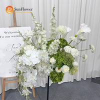Composition florale artificielle sur chevalet, orchidées et lys calla entièrement blanches, pour panneau de bienvenue de mariage et décoration latérale