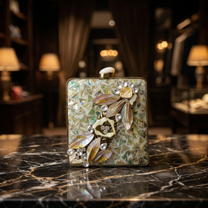 Pochette de soirée luxueuse en métal fait main avec incrustation de nacre et motif floral en cristal, pour femme, idéale pour les soirées. - Product Image 1