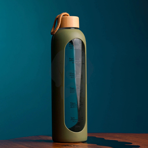 Bouteille d'eau en verre borosilicate avec manchon en silicone sans BPA de 1000 ml, couvercle en bambou avec impression de marquage du temps - Product Image 3