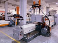 Machine de granulation de plastique personnalisée faible consommation d'énergie vis unique 800 kg/H pour le recyclage HDPE PP ABS PET