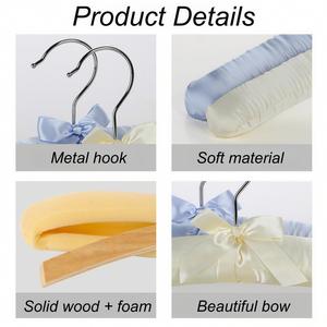 Cintres rembourrés en satin, cintre personnalisé pour robe de mariée, cadeau pour la mariée, cadeau pour les demoiselles d'honneur, cadeaux pour la fête de mariage - Product Image 5