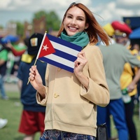 Lot de 10 drapeaux cubains à agiter à la main, 14x21cm, petits drapeaux nationaux sur bâton, mini drapeaux cubains en polyester avec mât en plastique pour événements