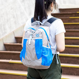 Sac à dos ultra léger pour femme en nylon imperméable à motif géométrique avec bandoulière arquée - Product Image 4