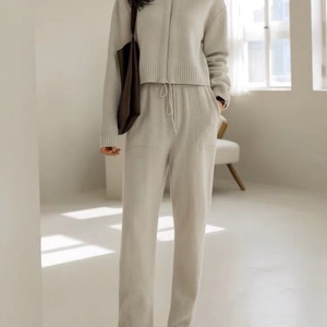Ensemble pull et pantalon en maille côtelée unie anti-plis pour femme – Tenue décontractée et confortable pour l'automne et l'hiver - Product Image 3