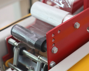 Máquina Selladora de Cajas de Cartón Eléctrica Semiautomática con Accionamiento Vertical para Envasado de Bebidas - Product Image 2