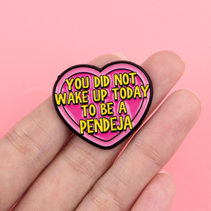 Pin de esmalte con frase divertida de espanhol callejero: No te despertaste <span class=keywords><strong>hoy</strong></span> para ser una Pendeja. Broche con cita latina atrevida. - Product Image 5
