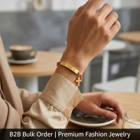 Bracelet en acier inoxydable Yiwu Aceon Velle avec pendentif croix et chaîne à maillons en diamant CZ, bracelet à pendentif croix sur le côté