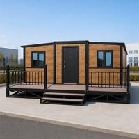 Cabane modulaire préfabriquée avec extérieur en bois grainé et terrasse avant pour projets commerciaux