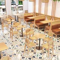Banquette en bois de style Japandi avec dossier en rotin et chaises à coussin en cuir avec tables à piétement noir pour café