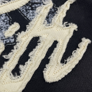 เสื้อฮู้ดดี้ผู้ชายผ้าฝ้ายเฟรนช์เทอร์รี่แบบกำหนดเอง หนัก 500gsm พิมพ์ลาย DTG ล้างสีแบบแอซิดฟอก แต่งลายปักแบบแอพพลิเค่ ประดับด้วยคริสตัล - Product Image 4