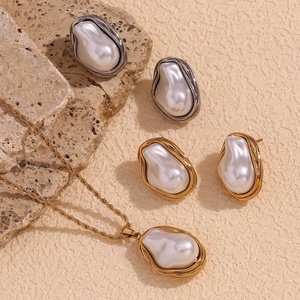 Collier en acier inoxydable personnalisé de luxe, pendentif élégant en perle d'eau douce plaqué or 18 carats, bijoux pour femmes - Product Image 3