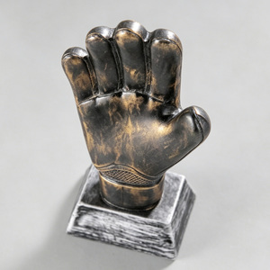 Trophée en résine personnalisé en forme de gant - Récompense pour le football, design moderne, construction durable - Product Image 3