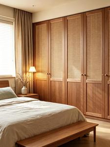 Armoire sur mesure en bois de cerisier d'Amérique du Nord massif avec <span class=keywords><strong>portes</strong></span> à insertions en rotin tressé pour chambre à coucher - Product Image 5