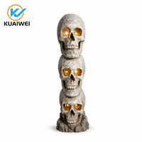 KW Halloween Gestapelte Totenkopf-Statue mit LED-Blinklichtern, AA-Batteriebetrieben, Wasserdicht, Langlebig, aus Kunstharz, Tragbar, Hochwertige Dekoration