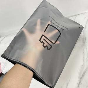 Bolsa de Plástico Negra de Lujo con Cierre, 100 Micras, Bolsa de Almacenamiento de Ropa Esmerilada con Logotipo Impreso Personalizado - Product Image 1