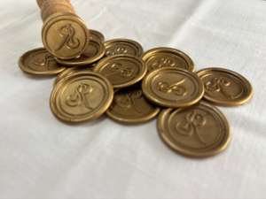 Sceau de cire en papier métallisé coloré avec manche en bois, motif croix fait main pour cartes de mariage et emballages - Product Image 5