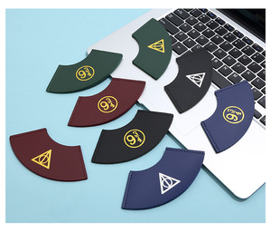 Marcapáginas de Moda para Fans de Harry Potter, Plataforma Nueve y Tres Cuartos, con Diseño de las Reliquias de la Muerte, en Cuero PU con Bordes Cosidos, Ecológico, para Negocios - Product Image 2