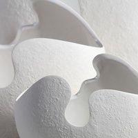Vase en céramique de style nordique moderne, design contemporain blanc coquille d'œuf, arrangement floral, article décoratif en porcelaine artisanal
