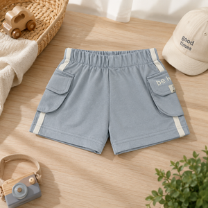 Pantalones cortos cargo de algodón a la moda para niños, diseñados con bolsillos prácticos y un ajuste cómodo para mantenerlos cómodos durante todo el día. - Product Image 1