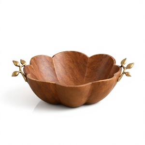 Bol à salade en bois de noyer foncé, design festonné floral, avec accents de feuilles et de branches - Product Image 1