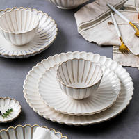 Assiette de présentation et vaisselle en céramique festonnée en porcelaine vintage pour événements de mariage