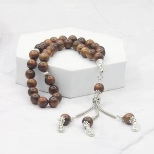 Rico en aceites naturales, el tasbih de madera roja de 10 mm y 33 cuentas presenta un veteado de madera vintage y es un elegante accesorio islámico para la oración. - Product Image 1